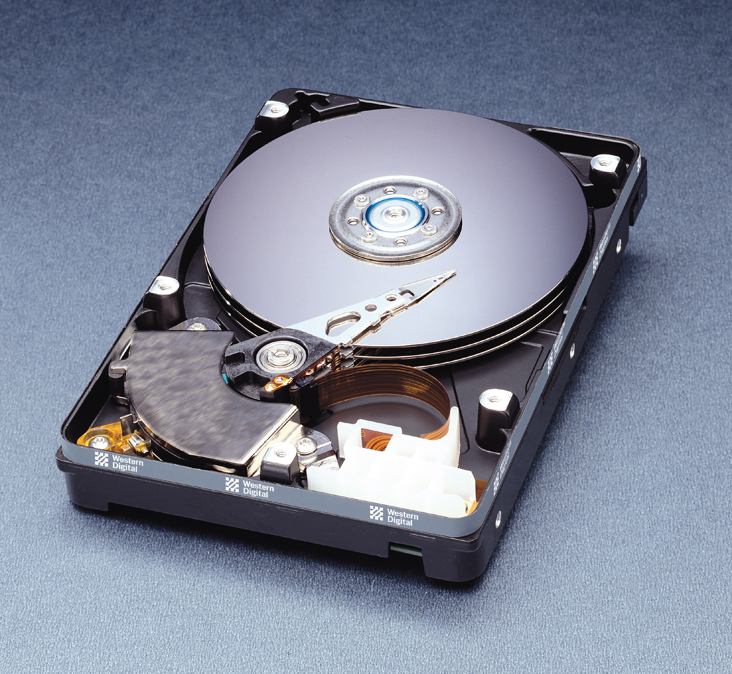 Нужно новый жесткий. НЖМД Винчестер. Жесткий магнитный диск Винчестер. Жесткий диск 50 МБ 1995. HDD 50nb.